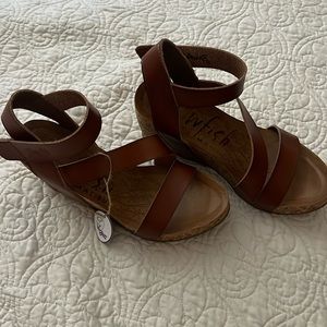 Women’s BLOWFISH vegan leather BRAND NEW wedge.